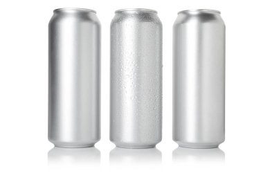 Birçok boş teneke kutu beyaza izole edilmiş.