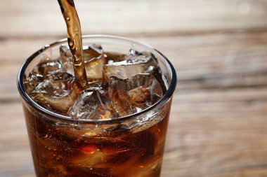 Tazeleyici kolayı bulanık arka planda cama dökmek, yakın plan. Metin için boşluk