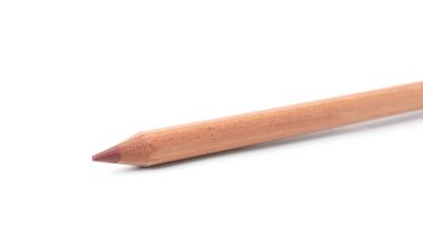 Bir dudak kalemi beyaza izole edilmiş. Kozmetik ürünü