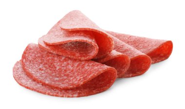 Beyaz üzerine izole edilmiş lezzetli füme sosis dilimleri.