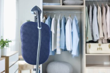 Dolabın yanında duran modern, dik vapur.