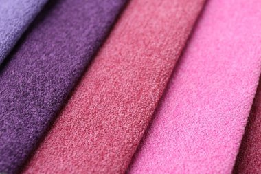 Arka plan olarak farklı kumaşlardan örnekler, yakın plan