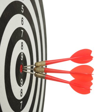 Hedef alınıyor. Dart tahtası beyaz üzerine izole edilmiş oklar