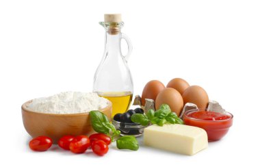 Pizza yapıyorum. Farklı malzemeler beyaza izole edilmiş.