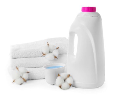 Bir şişe yumuşatıcı, pamuk çiçekleri ve beyaz üzerine izole edilmiş temiz havlular.