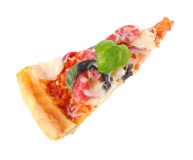 İnce tütsülenmiş sosisli ve beyaz üzerine izole edilmiş bir dilim lezzetli pizza.