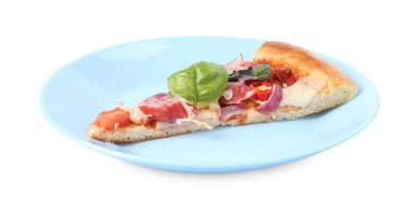 İnce tütsülenmiş sosisli ve beyaz üzerine izole edilmiş bir dilim lezzetli pizza.