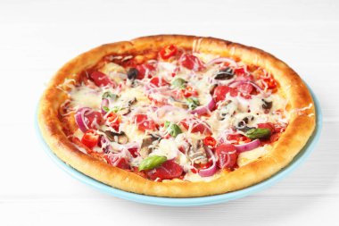 Beyaz ahşap masada ince füme sosisli lezzetli pizza, yakın plan.