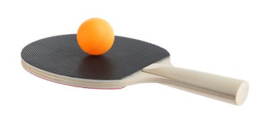 Ping pong raketi ve topu beyaza izole edilmiş.