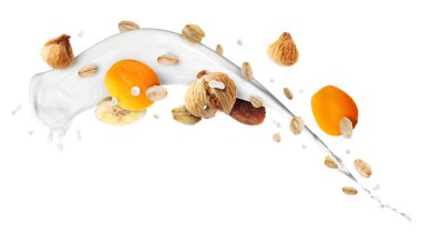 Süt, yulaf ezmesi ve beyaz arka planda kuru meyveler. Sağlıklı kahvaltı.