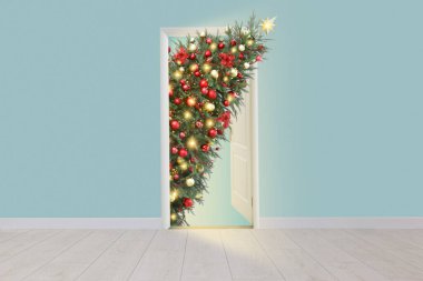 Kapıdan dışarı bakan güzel süslü Noel ağacı. Tatile geliyorum.