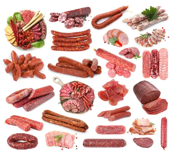 Beyaz arka planda işlenmiş lezzetli et ürünleri, kolaj