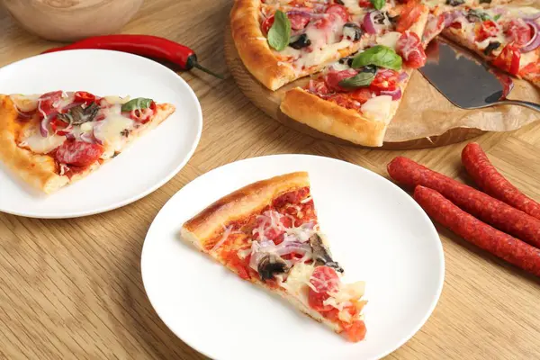 Ahşap masada servis edilen ince füme sosisli, lezzetli pizza dilimleri.