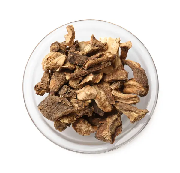 Kabın içindeki kuru hindiba kökleri beyaza izole edilmiş.