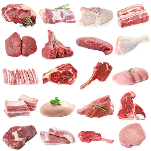 Farklı türde taze et, beyaza izole edilmiş, kolaj. Biftek, domuz, tavuk ve dana eti.