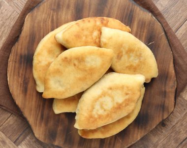 Ahşap masada nefis kızarmış pirinçler (doldurulmuş turtalar).