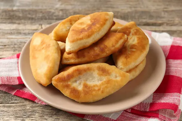 Ahşap masada nefis kızarmış pirinçler (doldurulmuş turtalar), yakın plan.