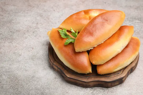 Gri desenli masada lezzetli pişmiş köfteler, yakın plan. Metin için boşluk