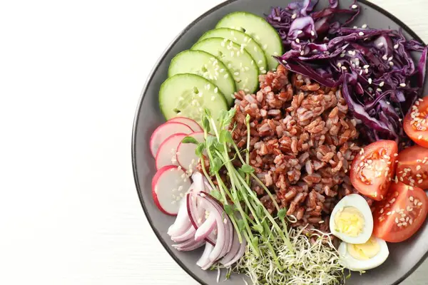 Beyaz masada kahverengi pirinçli leziz salata, üst manzara. Metin için boşluk