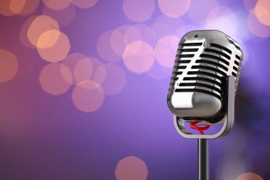 Mor arka plana karşı bir klasik mikrofon, mesaj için boşluk. Bokeh etkisi