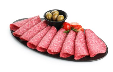 Zeytin ve domatesli leziz sosis dilimleri beyaz üzerine izole edilmiş.