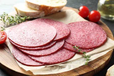 Lezzetli füme sosis, ekmek, domates ve kekik dilimleri.