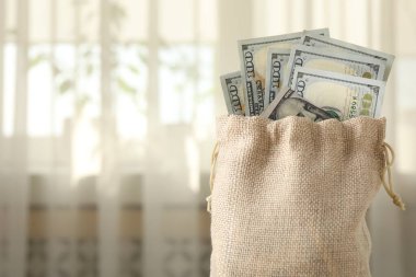 Bir çanta dolusu para içeride, yakın plan çekimde. Metin için boşluk