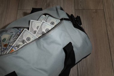Tahta arka planda bir çanta dolusu banknot, yakın plan.