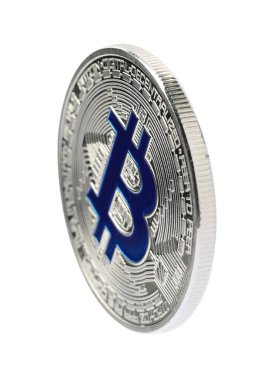 Kripto para birimi. Beyaz üzerine izole edilmiş gümüş bir bitcoin