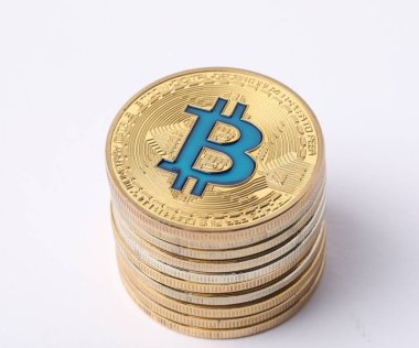 Kripto para birimi. Beyaz arkaplanda altın paralar, yakın plan