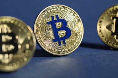 Kripto para birimi. Koyu mavi arkaplanda altın bitcoinler, yakın plan