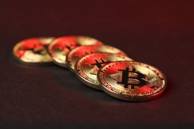 Kripto para birimi. Koyu arkaplanda altın paralar, yakın plan