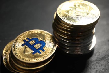 Kripto para birimi. Bitcoins siyah tablo, yakın görünüm