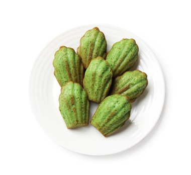 Lezzetli kirazlı kek, beyaza izole edilmiş, üst manzara.