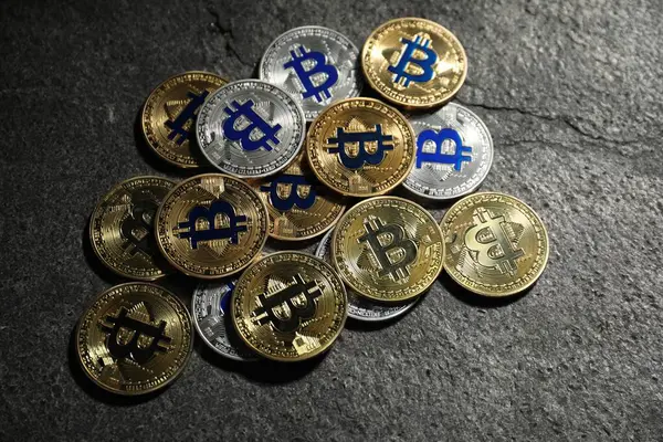 Kripto para birimi. Bitmadeni paralar gri masada, düz yatıyordu.