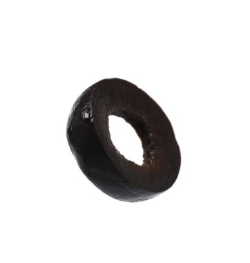Terbiye edilmiş siyah zeytin halkası beyaz üzerine izole edilmiş.