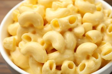 Lezzetli makarna ve peynir masada, yakın plan.