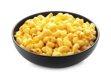 Peynir soslu leziz makarna, beyaza izole edilmiş.