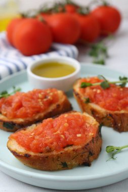 Domatesli lezzetli ekmek, mikro yeşillik ve yağlı masa, yakın plan.