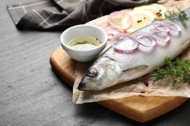 Lezzetli ringa balığı, siyah masada baharatlar, yakın plan
