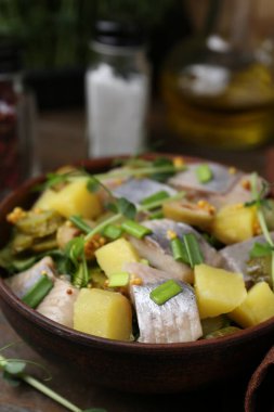 Tahta masada ringa balıklı leziz salata, yakın plan.