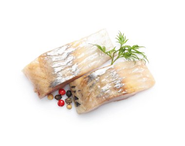 Dereotlu ve biberli lezzetli ringa balıkları beyaz, üst manzara