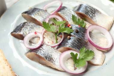 Baharatlı ve soğanlı lezzetli ringa balıkları, yakın plan.