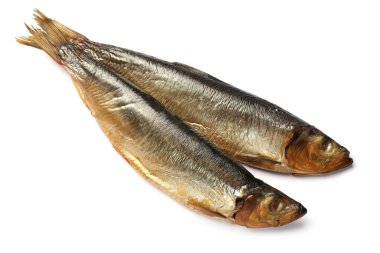 Beyaz arka planda iki lezzetli tütsülenmiş ringa balığı.