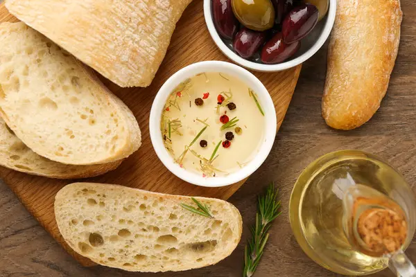 Tahta masada yağlı, zeytinli ve baharatlı dilimlenmiş ekmek.