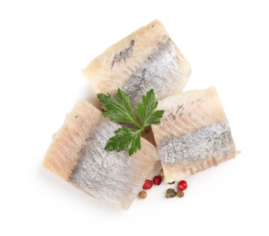 Maydanozlu ve biberli lezzetli ringa balıkları.