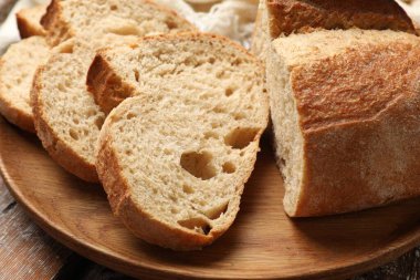 Masanın üzerinde taze ekmek parçaları, yakın plan.