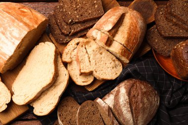 Masada farklı taze ekmek türleri, düz yatış.