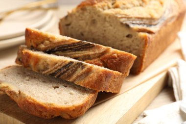 Masanın üzerinde muz ekmeği parçaları, yakın plan.