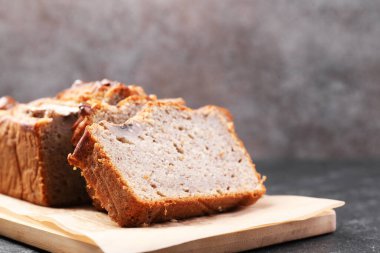 Siyah masada fındıklı muz ekmeği kes, yakın plan.
